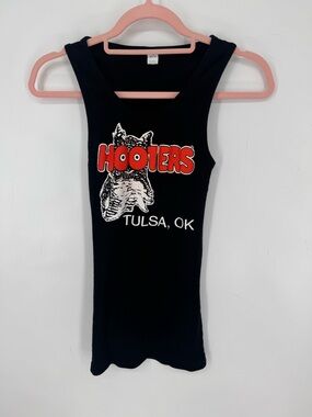 Hooters Tulsa, OK Black Graphic Ribbed Stretchy Tank Size XL 100% Cotton